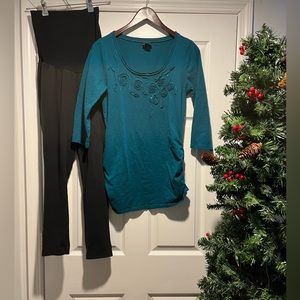 Bundle 2 maternity items, black stretch soft leggings + teal ruched rose top